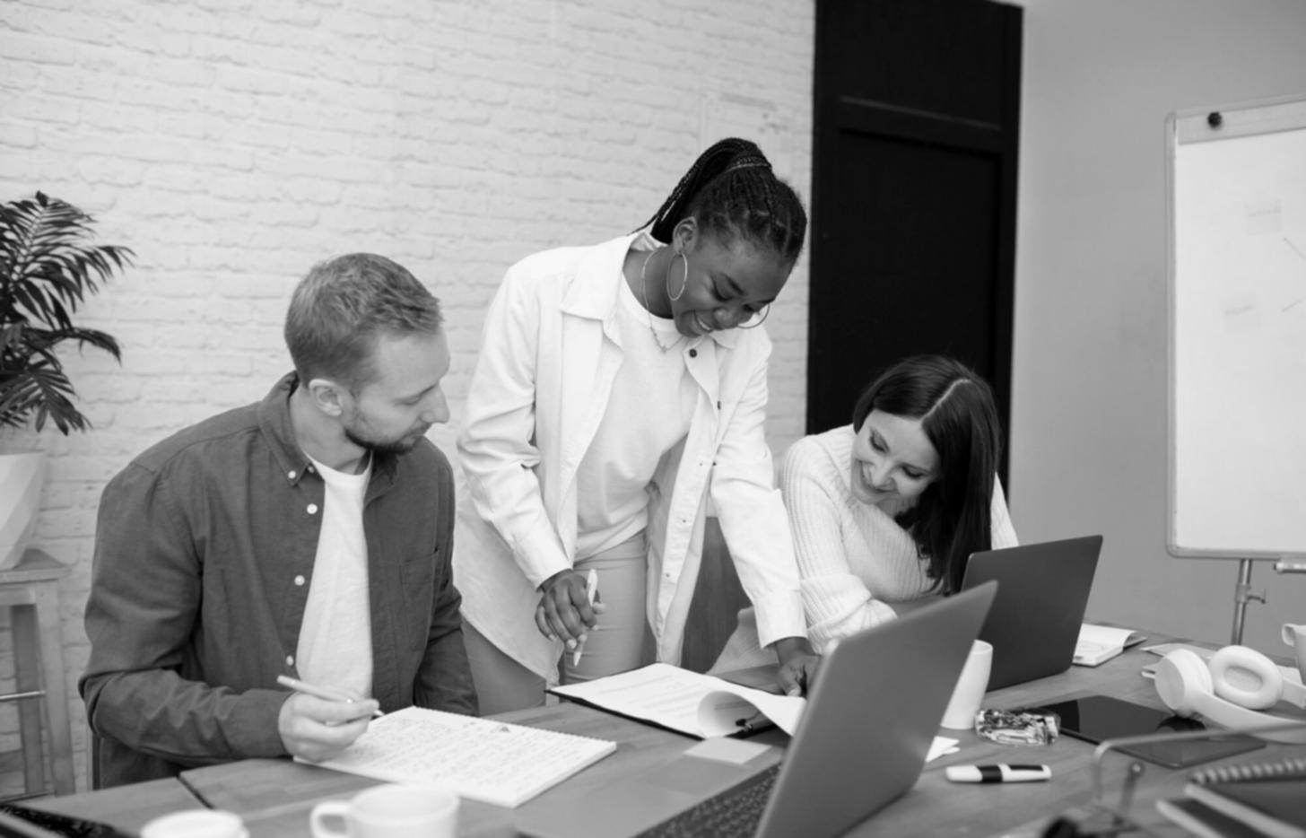 Suasana pembelajaran trading session dengan analisis pasar global