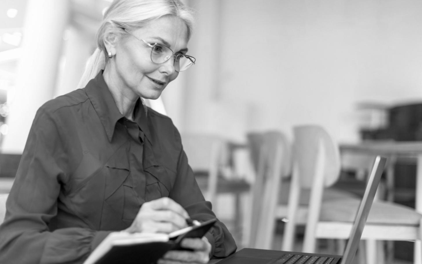 Peserta program trading melakukan analisis chart dengan fokus penuh dalam sesi pembelajaran