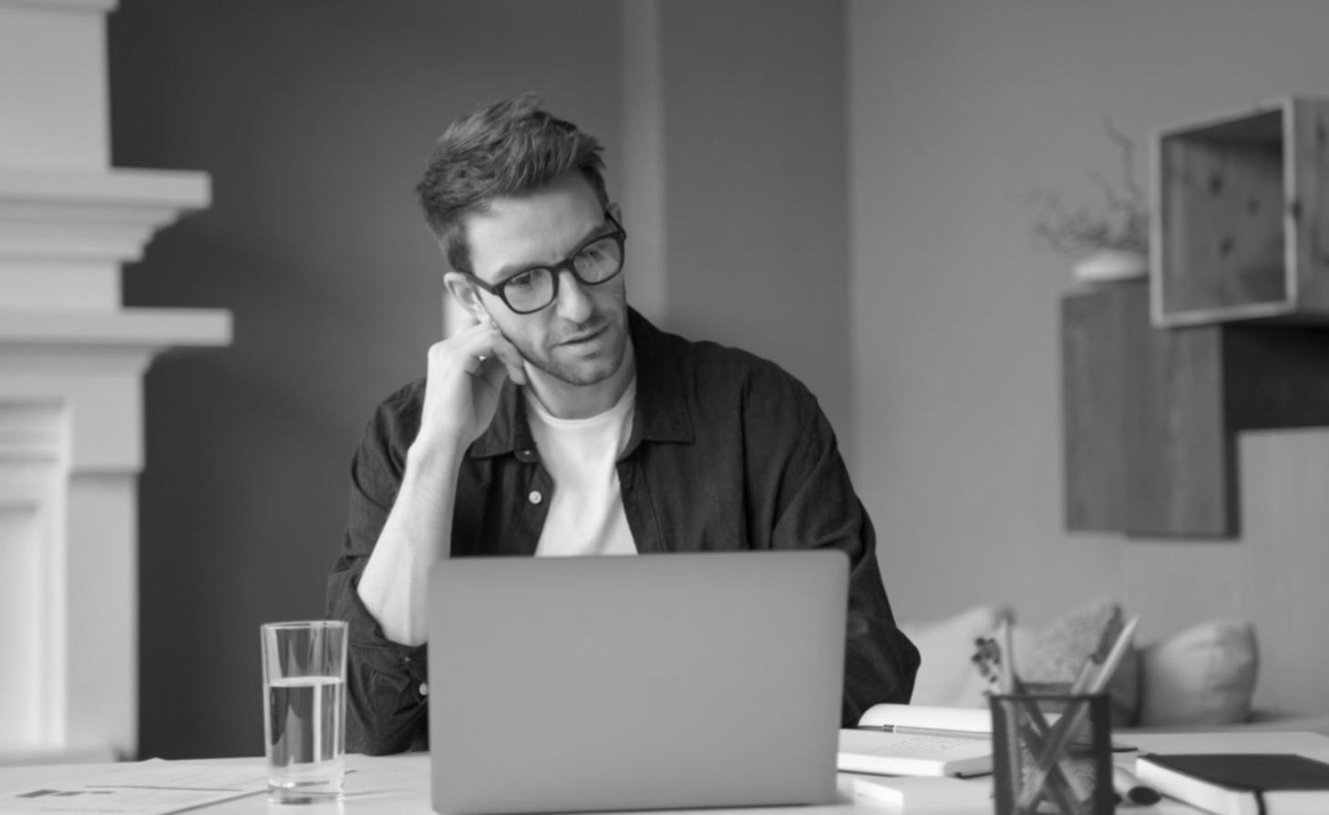 Trader profesional yang fokus menganalisis sesi trading dengan disiplin dan strategi yang jelas